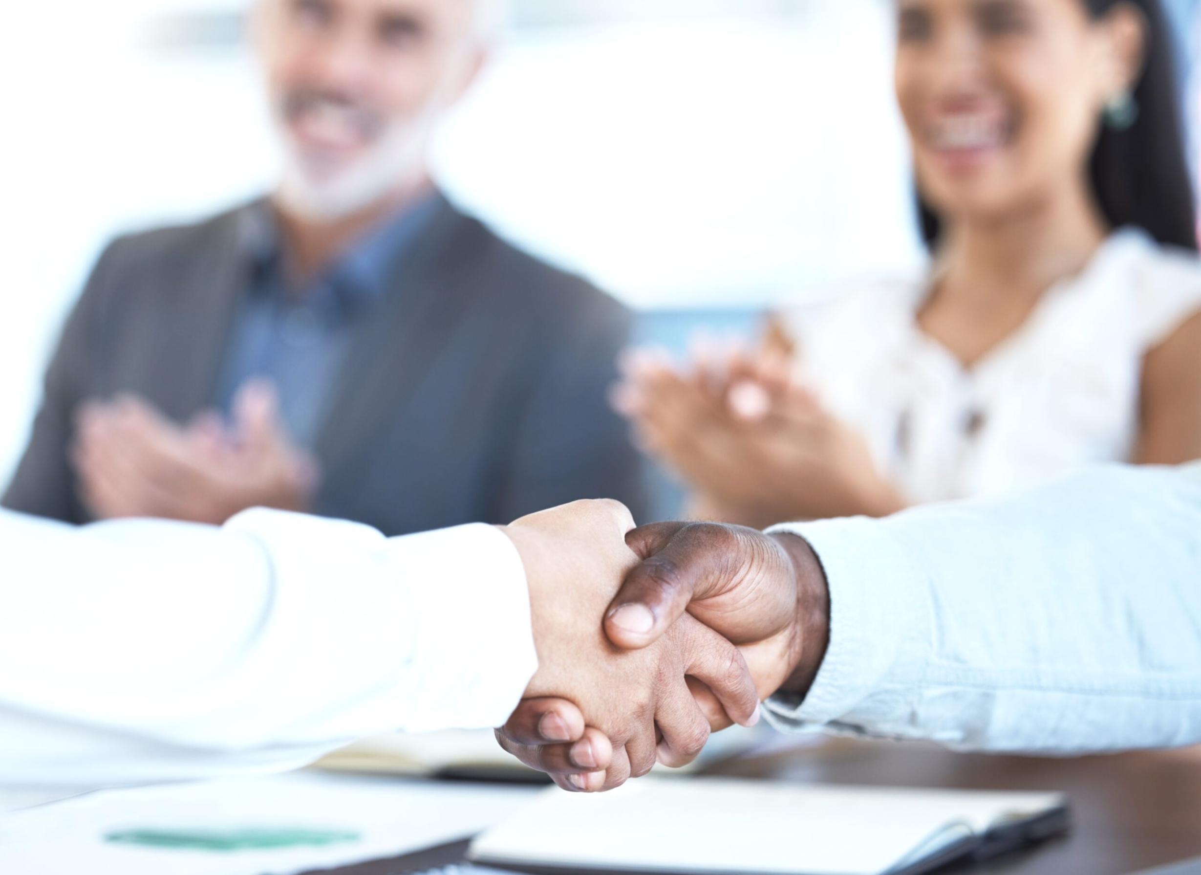 Professionelle Schulungsumgebung mit Finanzunterlagen